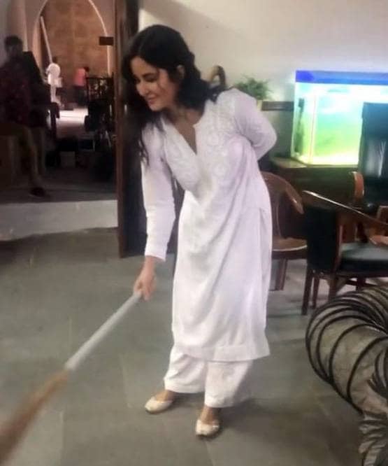 झाड़ू-पोछा बना सेलेब्स का टाइम पास, कटरीना से शिल्पा तक का हुआ ये हाल