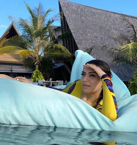 मालदीव में दिखा हंसिका मोटवानी का बोल्ड लुक, समंदर किनारे योग