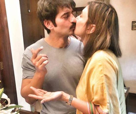 बर्थडे पर हितेन तेजवानी ने पत्नी संग किया लिपलॉक, रोमांटिक फोटो वायरल