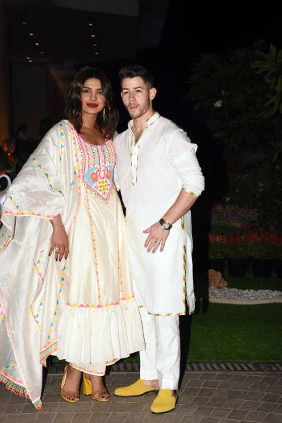 होली मनाने इस अंदाज में पहुंचे प्रियंका-निक, ये सेलेब्स भी हुए शामिल