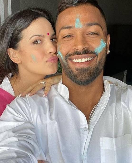 सगाई के बाद हार्दिक संग नताशा की पहली होली, ससुराल में सेलिब्रेशन