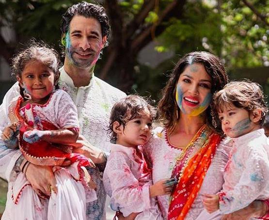 सनी लियोनी पर चढ़ी रंगों की मस्ती, पति-बच्चों संग सेलिब्रेट की होली