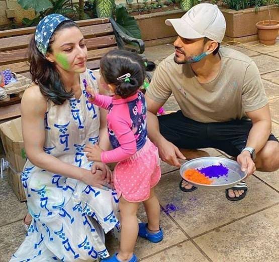 नवाबी अंदाज में तैमूर की होली, आमिर के बेटे पर चढ़ा रंगों का खुमार