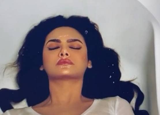 ईशा गुप्ता का बाथटब वीडियो वायरल, स्टनिंग अदाओं ने जीता फैंस का दिल