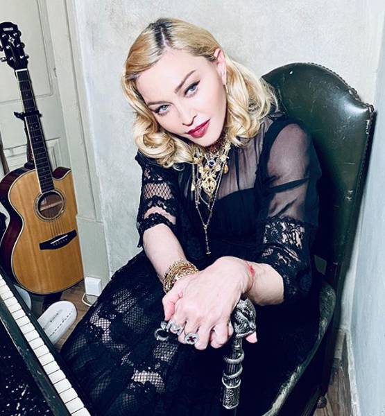 बाथटब में बैठकर मैडोना ने दिया कोरोना ज्ञान, ट्रोल होने पर किया ड‍िलीट