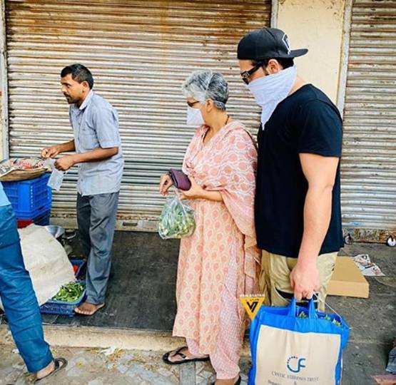 लॉकडाउन के बीच मां के साथ दिखे पारस छाबड़ा, सड़क पर खरीद रहे सब्जी