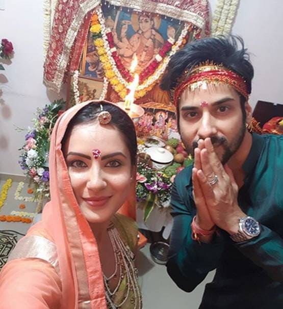 मंगेतर संग पूजा बनर्जी ने की नवरात्र की पूजा, ट्रैडिशनल अंदाज में दिखीं