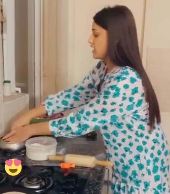 रोटियां बना रहीं हिमांशी खुराना का देसी अंदाज, नो मेकअप लुक में आईं नजर