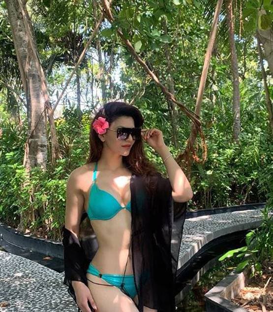 लॉकडाउन में बोर हो रही हैं उर्वशी रौतेला, शेयर की बिकिनी तस्वीर
