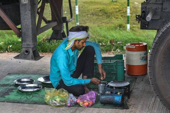 लॉकडाउन में क्या है रोज कमाकर खाने वालों के हाल, इन तस्वीरों में देखें