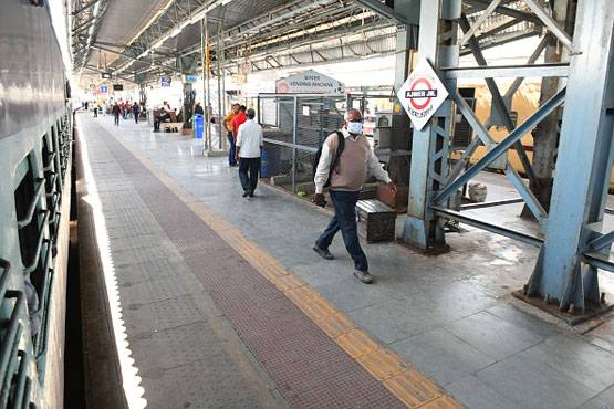 कोरोना: 46 साल पहले भी इस वजह से रुक गई थीं 80 फीसदी ट्रेनें