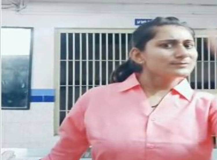 टिकटॉक वीडियो बनाने पर सस्पेंड हुई थी ये कांस्टेबल, बन गई स्टार