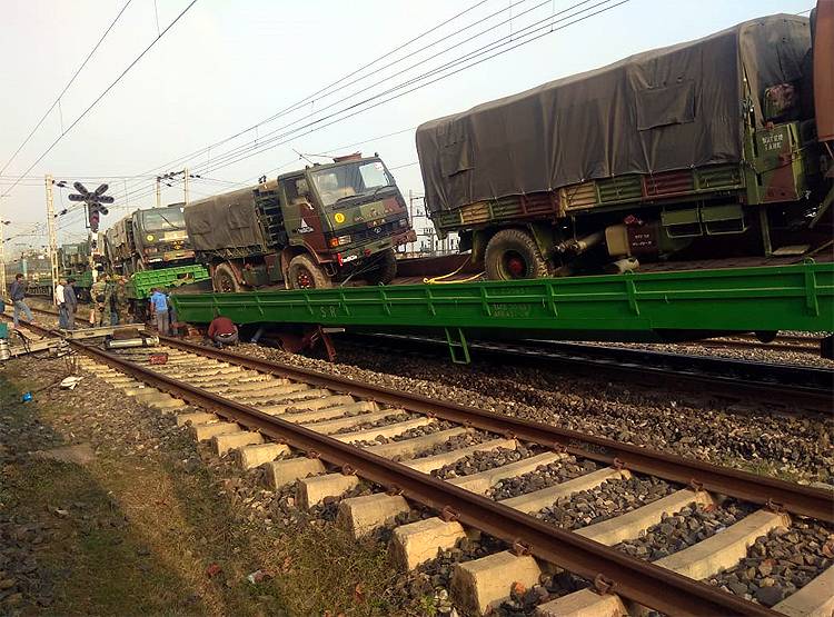 बम, गोले, बारूद से भरी मालगाड़ी पलटी, सेना ने किया पूरे इलाके पर कब्जा