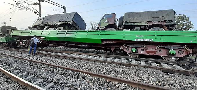 बम, गोले, बारूद से भरी मालगाड़ी पलटी, सेना ने किया पूरे इलाके पर कब्जा