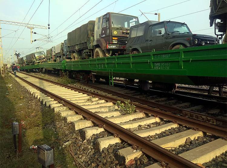 बम, गोले, बारूद से भरी मालगाड़ी पलटी, सेना ने किया पूरे इलाके पर कब्जा