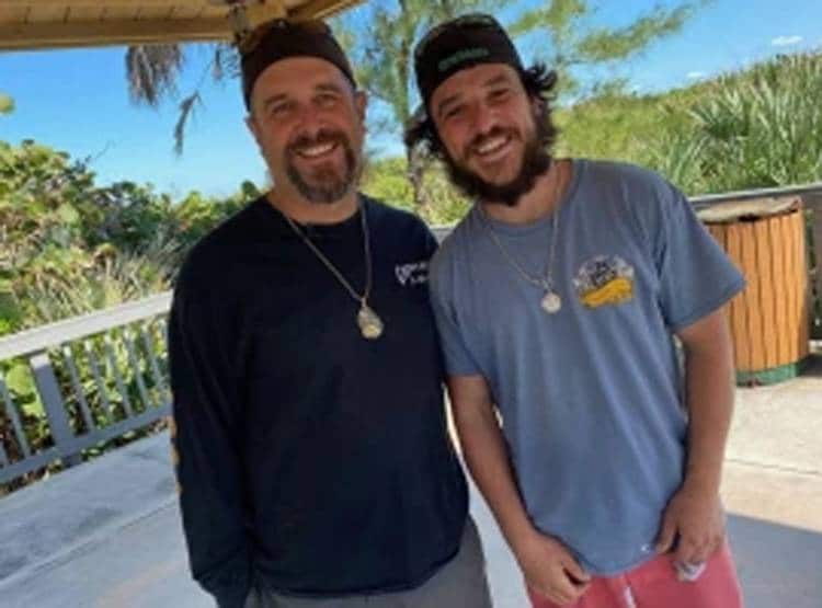 समुद्र किनारे कबाड़ में युवकों को मिला खजाना, एक झटके में हो गए मालामाल