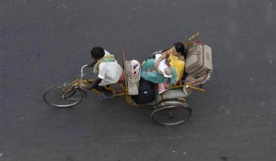 कोरोना का कहर: 'घर में दाना नहीं, कमाने के लिए काम नहीं'