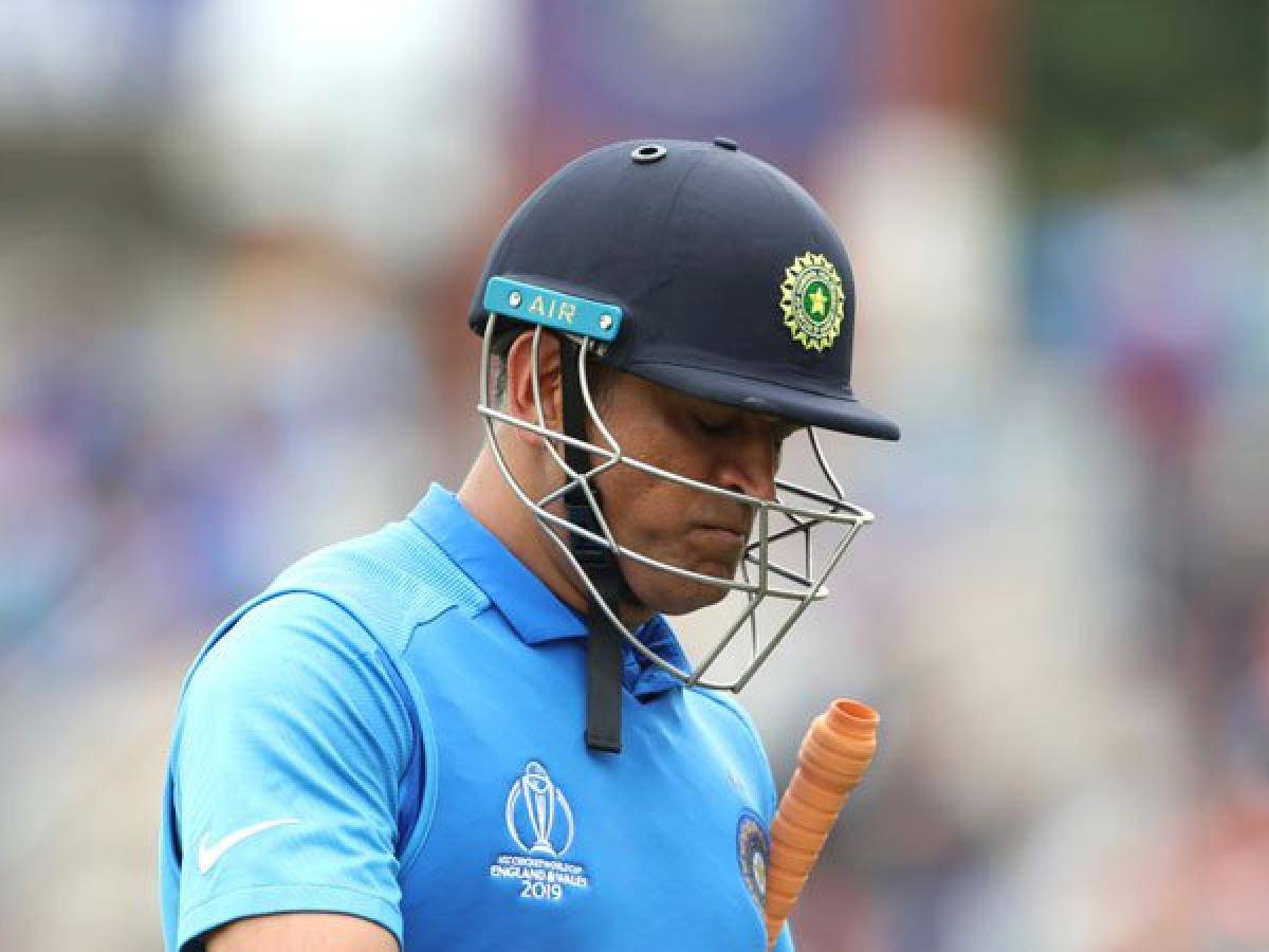 धोनी की PHOTO शेयर कर UP पुलिस ने की अपील, अंदर रहकर मैच जीतो