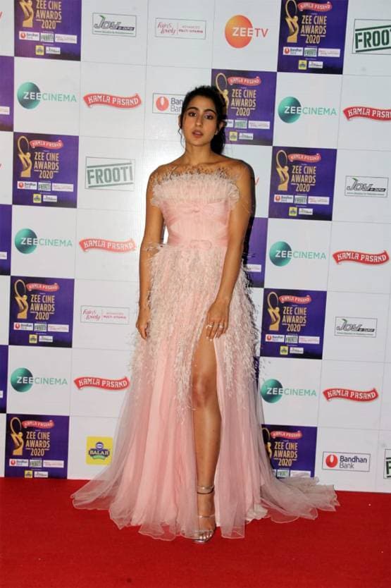 अवॉर्ड फंक्शन में सारा-अनन्या का ग्लैमरस अंदाज, रणवीर-ऋतिक भी हुए शामिल