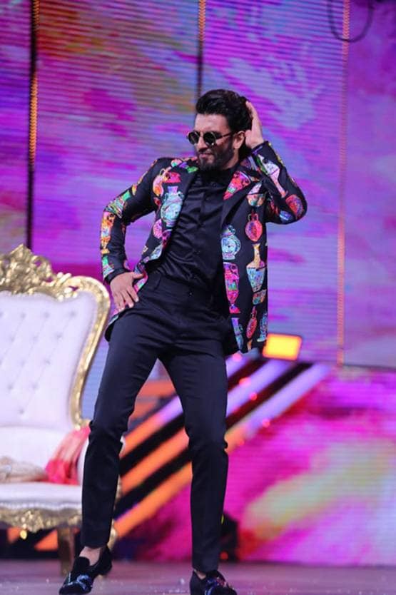 अवॉर्ड फंक्शन में सारा-अनन्या का ग्लैमरस अंदाज, रणवीर-ऋतिक भी हुए शामिल