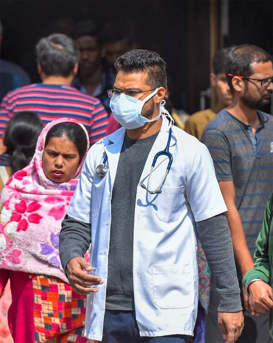 कोरोना पॉजिटिव डॉक्टर ने कर दिया मरीजों का इलाज, पूरा अस्पताल फंसा