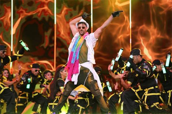 अवॉर्ड फंक्शन में सारा-अनन्या का ग्लैमरस अंदाज, रणवीर-ऋतिक भी हुए शामिल