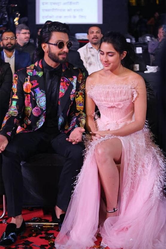 अवॉर्ड फंक्शन में सारा-अनन्या का ग्लैमरस अंदाज, रणवीर-ऋतिक भी हुए शामिल