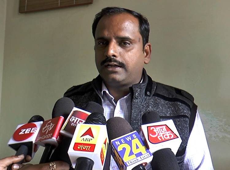 योगी सरकार का आदेश, सरकारी अफसर चूहों को पकड़कर कर रहे कैद