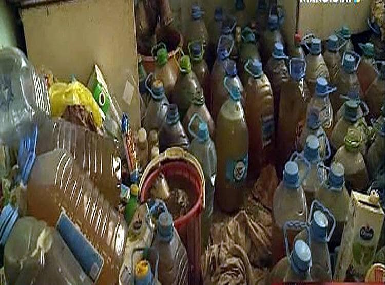 बोतलों में जमा कर रखा था 1300 लीटर पेशाब, दुर्गंध से परेशान थे पड़ोसी