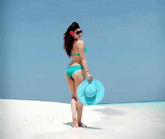 उर्वशी रौतेला ने शेयर की मालदीव से बिकिनी फोटो, फ्लॉन्ट किया बैक कर्व