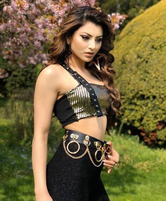 उर्वशी रौतेला ने बिकिनी में शेयर की पूल साइड फोटो, कहा- अभी चाहती हूं ऐसा