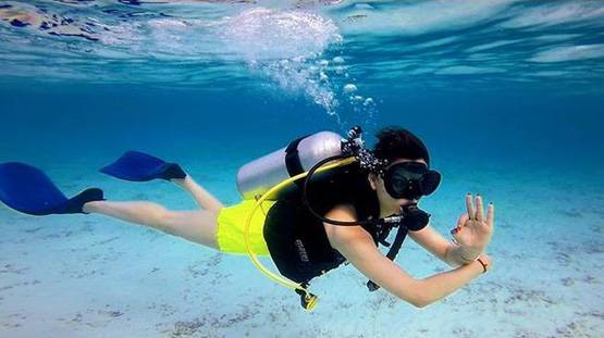 समंदर किनारे उर्वशी रौतेला का वेकेशन, शेयर की बोल्ड फोटोज