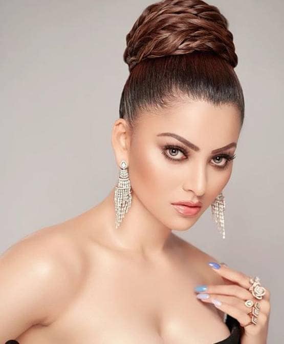 उर्वशी रौतेला ने बिकिनी में शेयर की पूल साइड फोटो, कहा- अभी चाहती हूं ऐसा