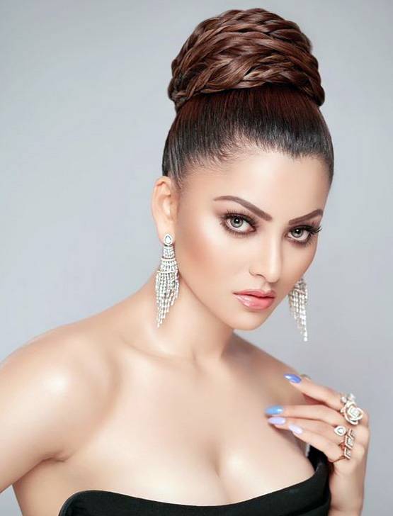 उर्वशी रौतेला ने शेयर की मालदीव से बिकिनी फोटो, फ्लॉन्ट किया बैक कर्व