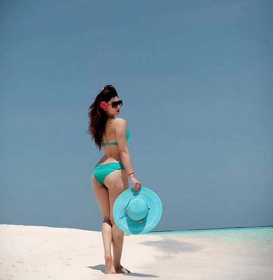 समंदर किनारे उर्वशी रौतेला का वेकेशन, शेयर की बोल्ड फोटोज