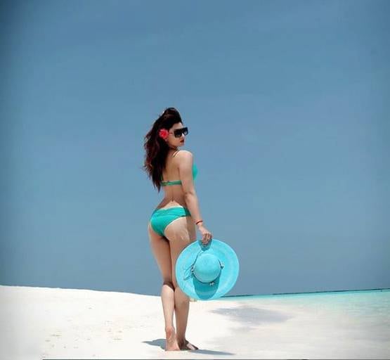 उर्वशी रौतेला ने बिकिनी में शेयर की पूल साइड फोटो, कहा- अभी चाहती हूं ऐसा