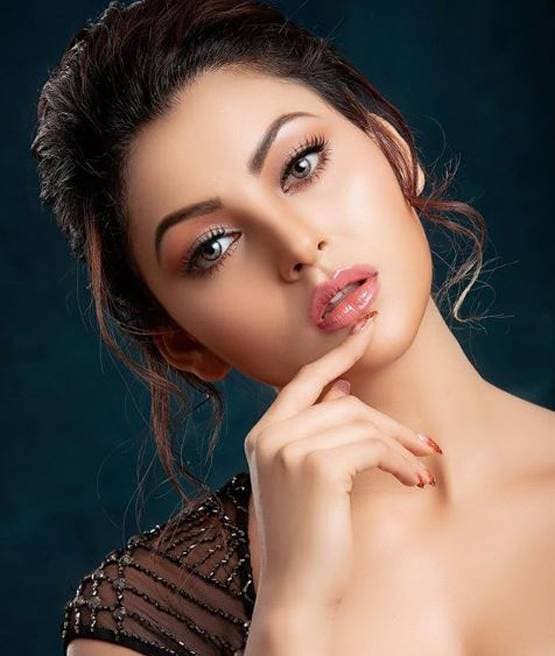 उर्वशी रौतेला ने बिकिनी में शेयर की पूल साइड फोटो, कहा- अभी चाहती हूं ऐसा