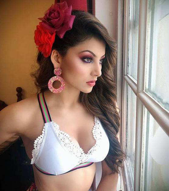 समंदर किनारे उर्वशी रौतेला का वेकेशन, शेयर की बोल्ड फोटोज