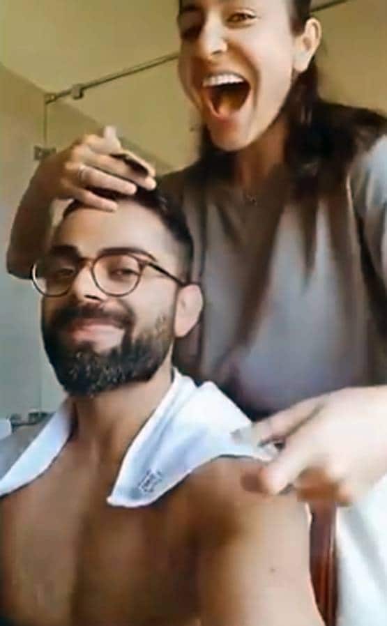 कोरोना: अनुष्का ने काटे विराट के बाल, यूजर बोला- पीके के बाद आदत पड़ गई होगी