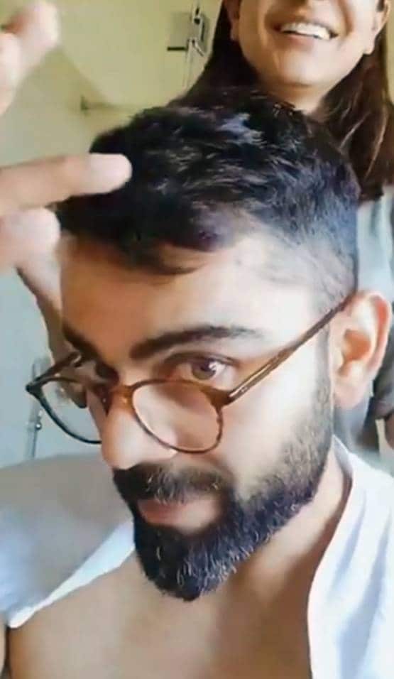 कोरोना: अनुष्का ने काटे विराट के बाल, यूजर बोला- पीके के बाद आदत पड़ गई होगी