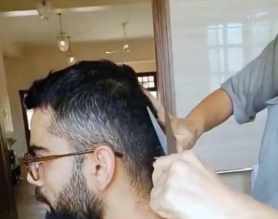 कोरोना: अनुष्का ने काटे विराट के बाल, यूजर बोला- पीके के बाद आदत पड़ गई होगी