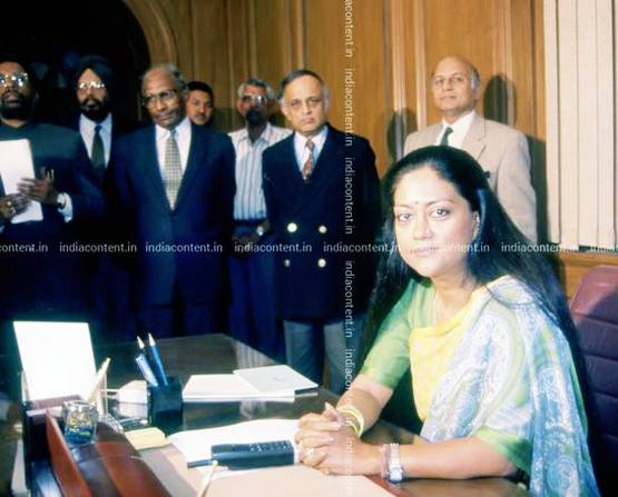 63 साल, 3 पीढ़ियां, दो दल...ऐसा है ज्योतिरादित्य सिंधिया का राजघराना