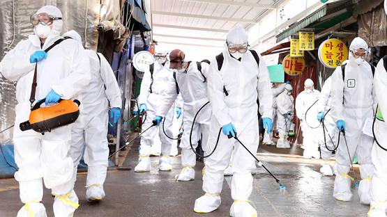 शंख बजने पर लोग बालकनी से पढ़ रहे गायत्री मंत्र, ताकि कोरोना से बच सकें