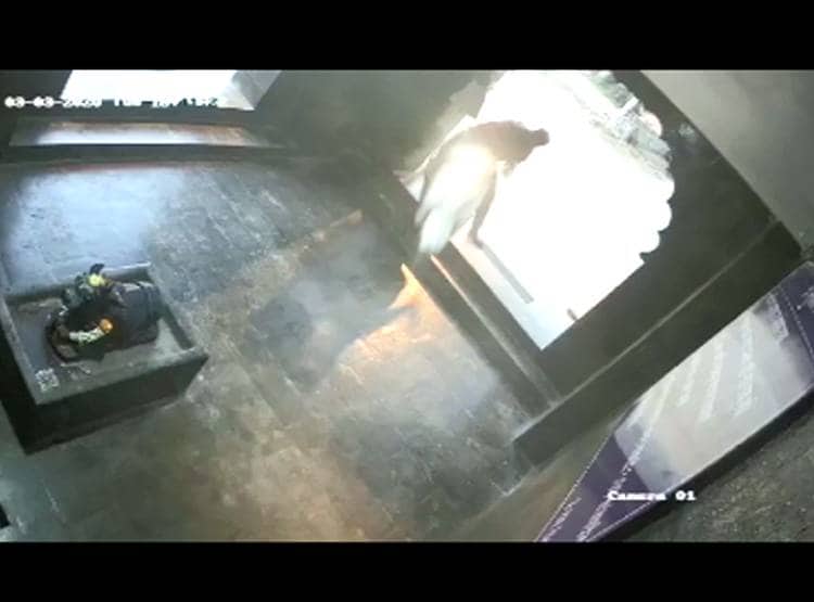 मंदिर के बाहर बेकाबू स्कूटर, सीधे शिवलिंग के पास गिरी महिला