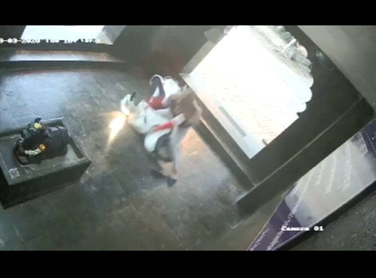 मंदिर के बाहर बेकाबू स्कूटर, सीधे शिवलिंग के पास गिरी महिला