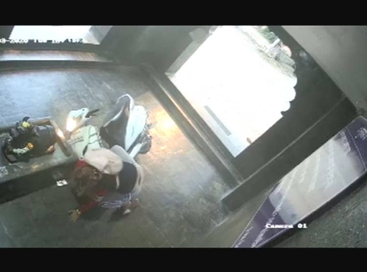 मंदिर के बाहर बेकाबू स्कूटर, सीधे शिवलिंग के पास गिरी महिला