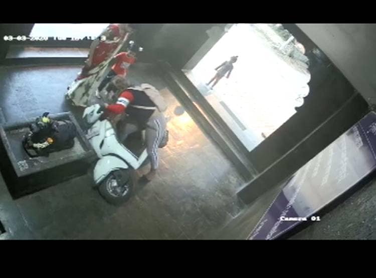 मंदिर के बाहर बेकाबू स्कूटर, सीधे शिवलिंग के पास गिरी महिला