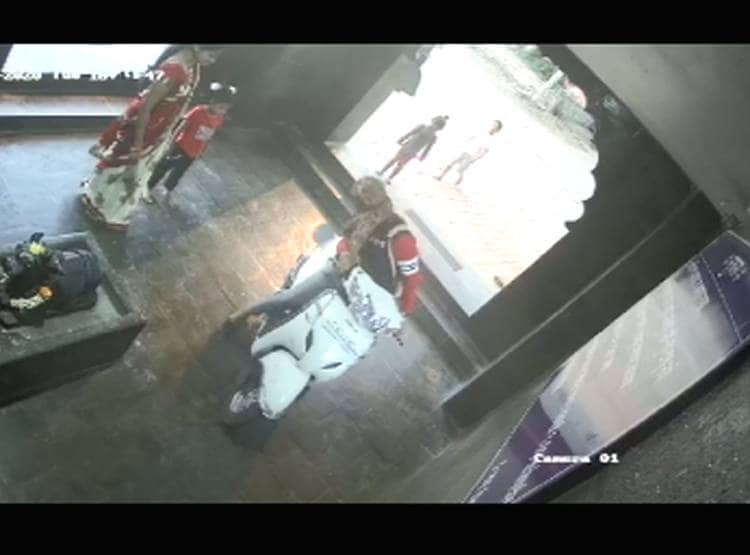 मंदिर के बाहर बेकाबू स्कूटर, सीधे शिवलिंग के पास गिरी महिला