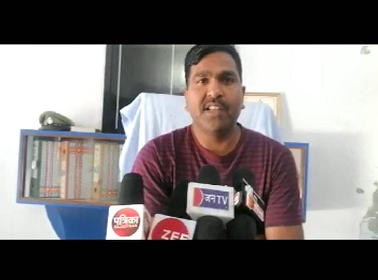 दामाद की आधी मूंछ काटकर पहनाई जूतों की माला, वीड‍ियो वायरल