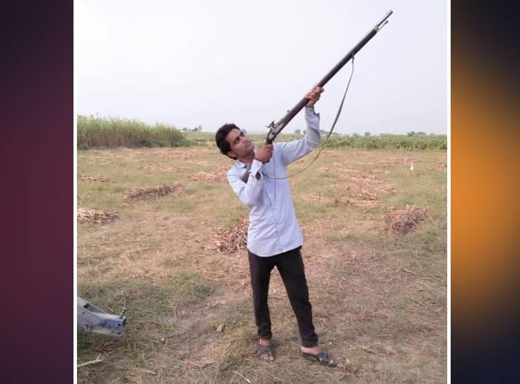 अवैध हथियारों व बुलेट की बेल्ट के साथ सोशल मीड‍िया पर दबंगई